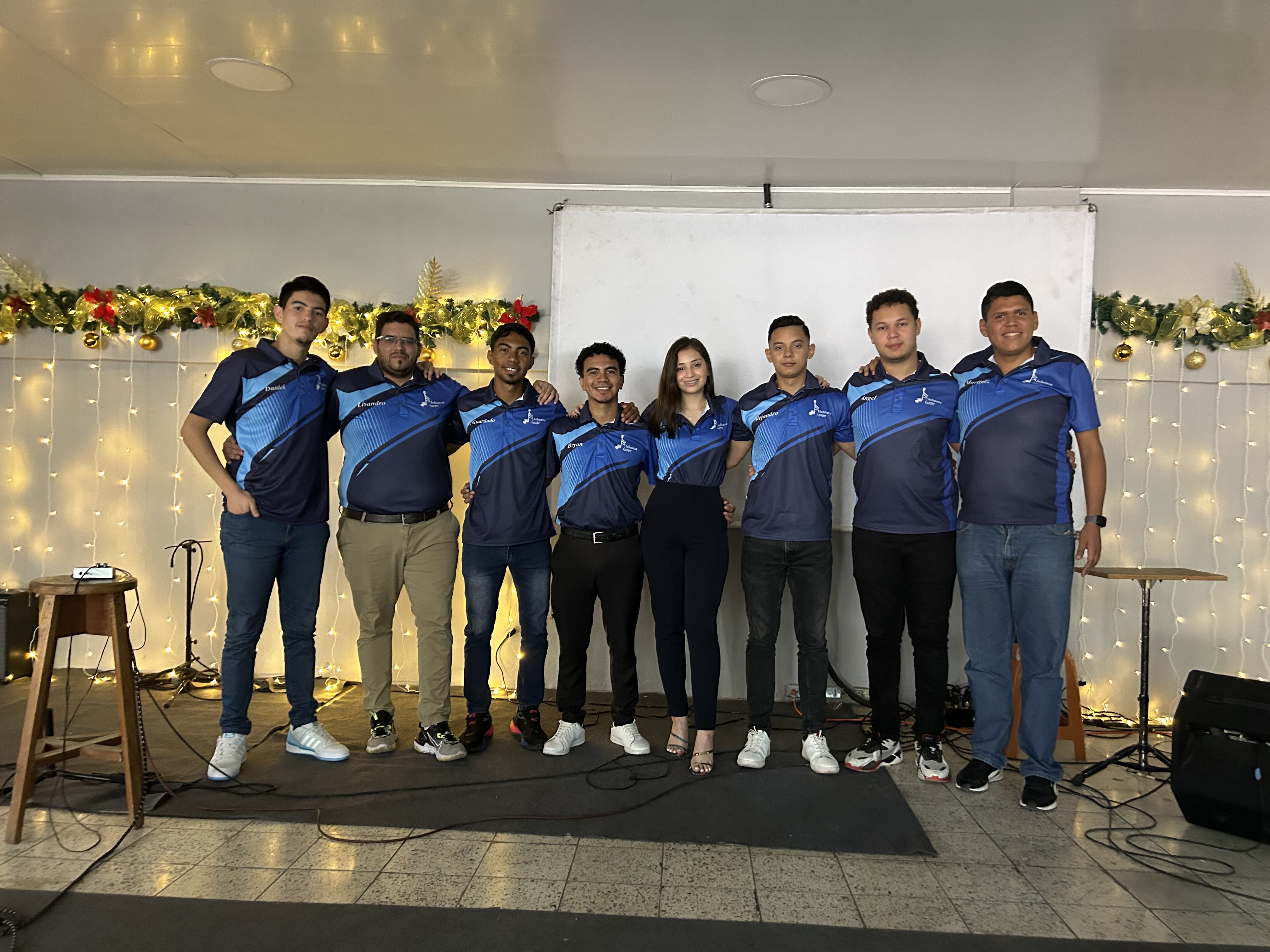 [Image of Grupo de alabanza adorando]