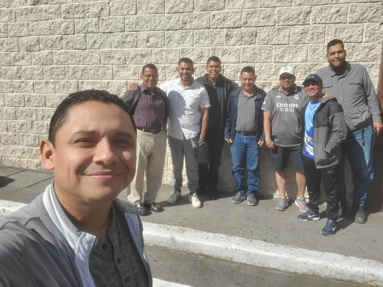 [Image of Grupo de caballeros en estudio]