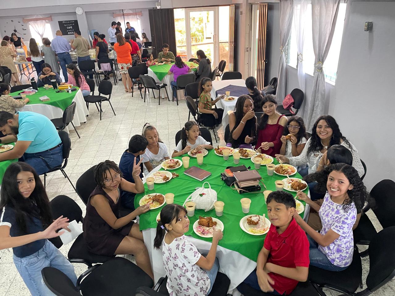 [Image of Jóvenes en actividad grupal]