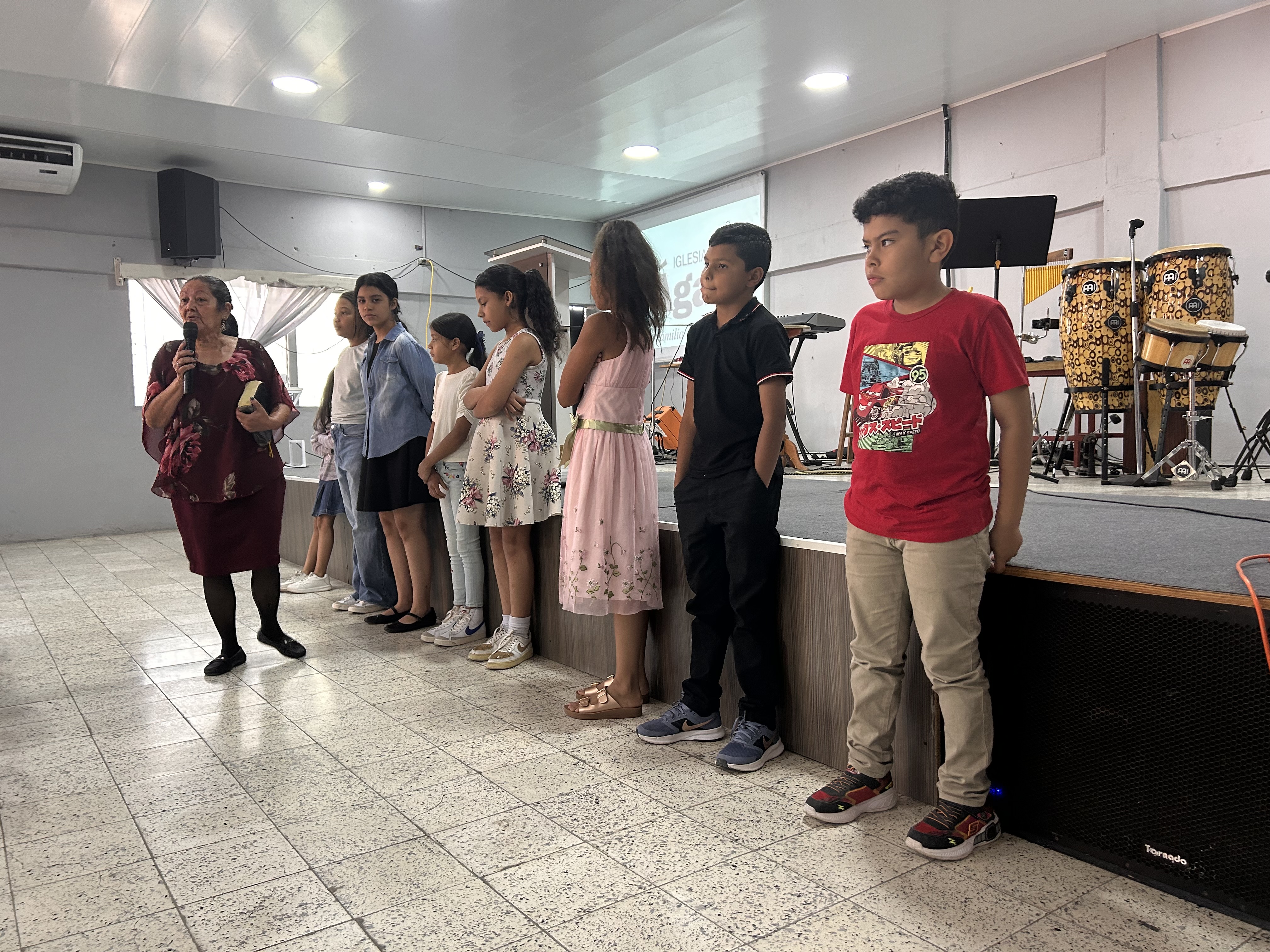 [Image of Niños en clase bíblica]