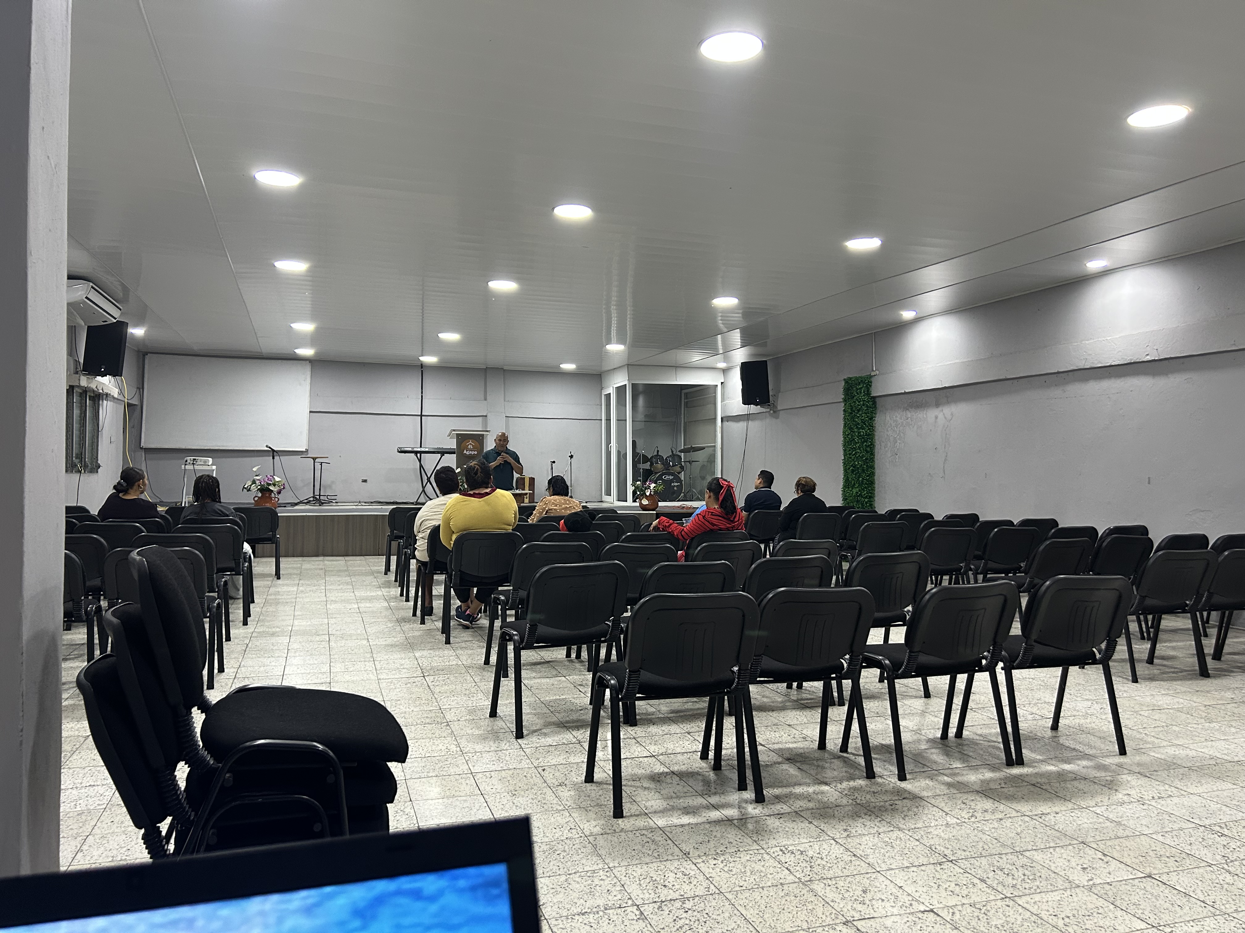 [Image of Voluntarios limpiando la iglesia]