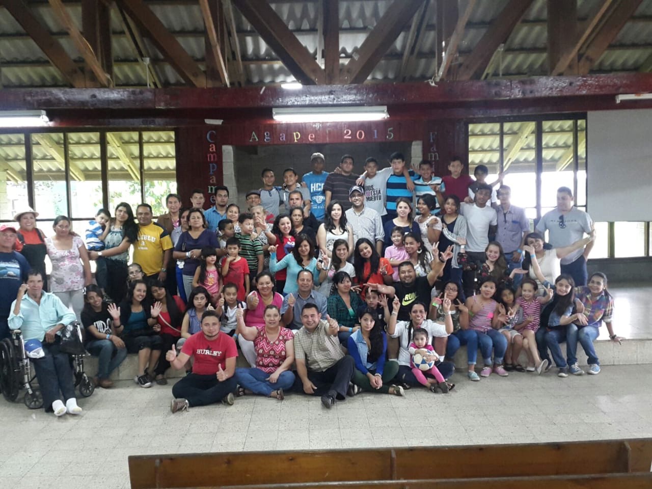 [Image of Miembros de la iglesia compartiendo]