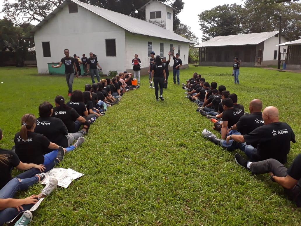 [Image of Actividades al aire libre en campamento]